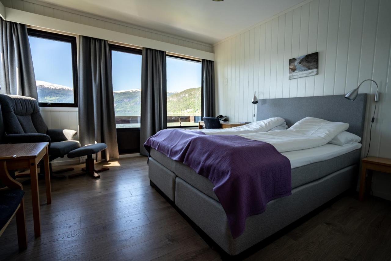 Innvik Fjordhotell Екстер'єр фото