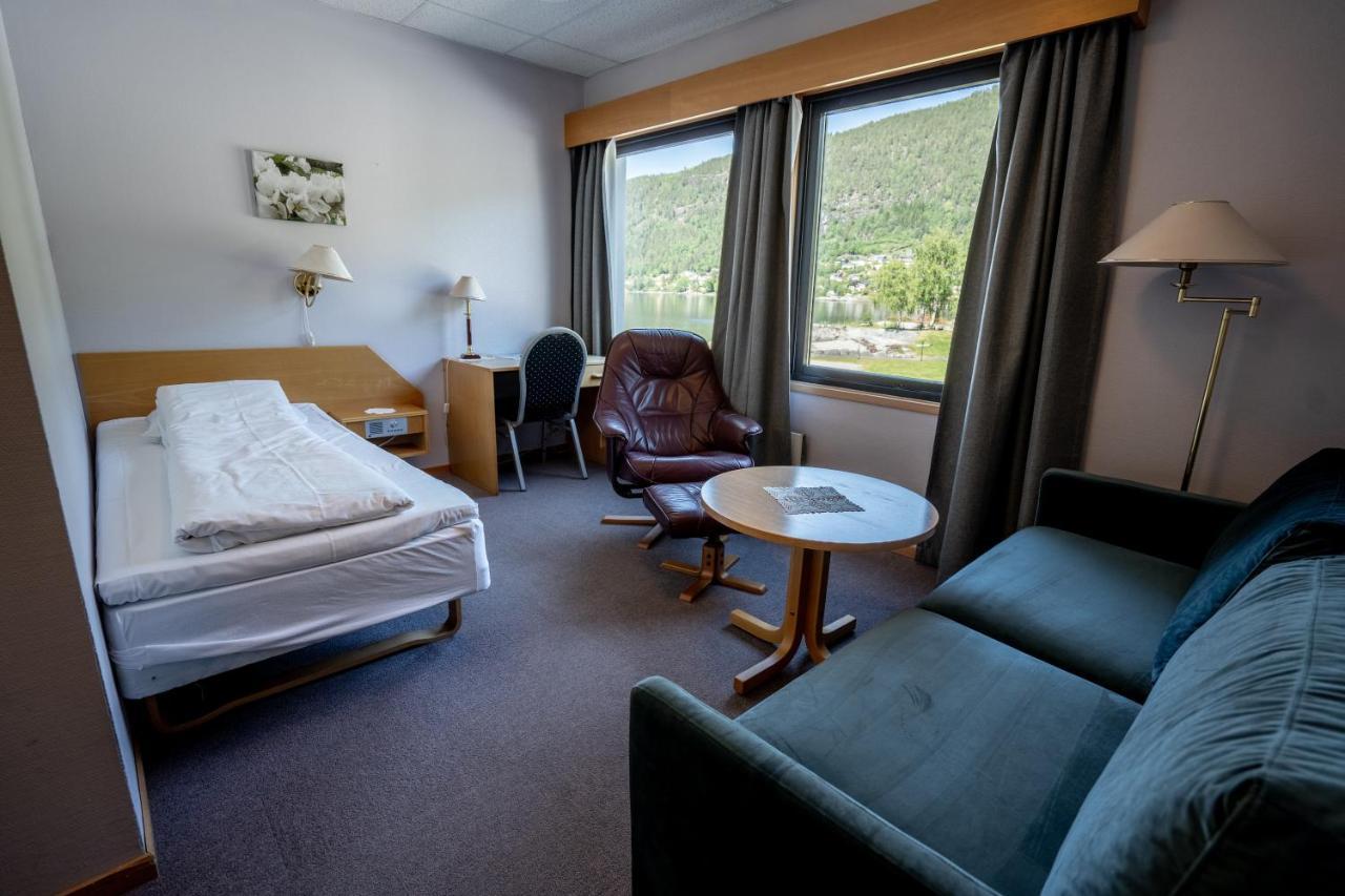 Innvik Fjordhotell Екстер'єр фото