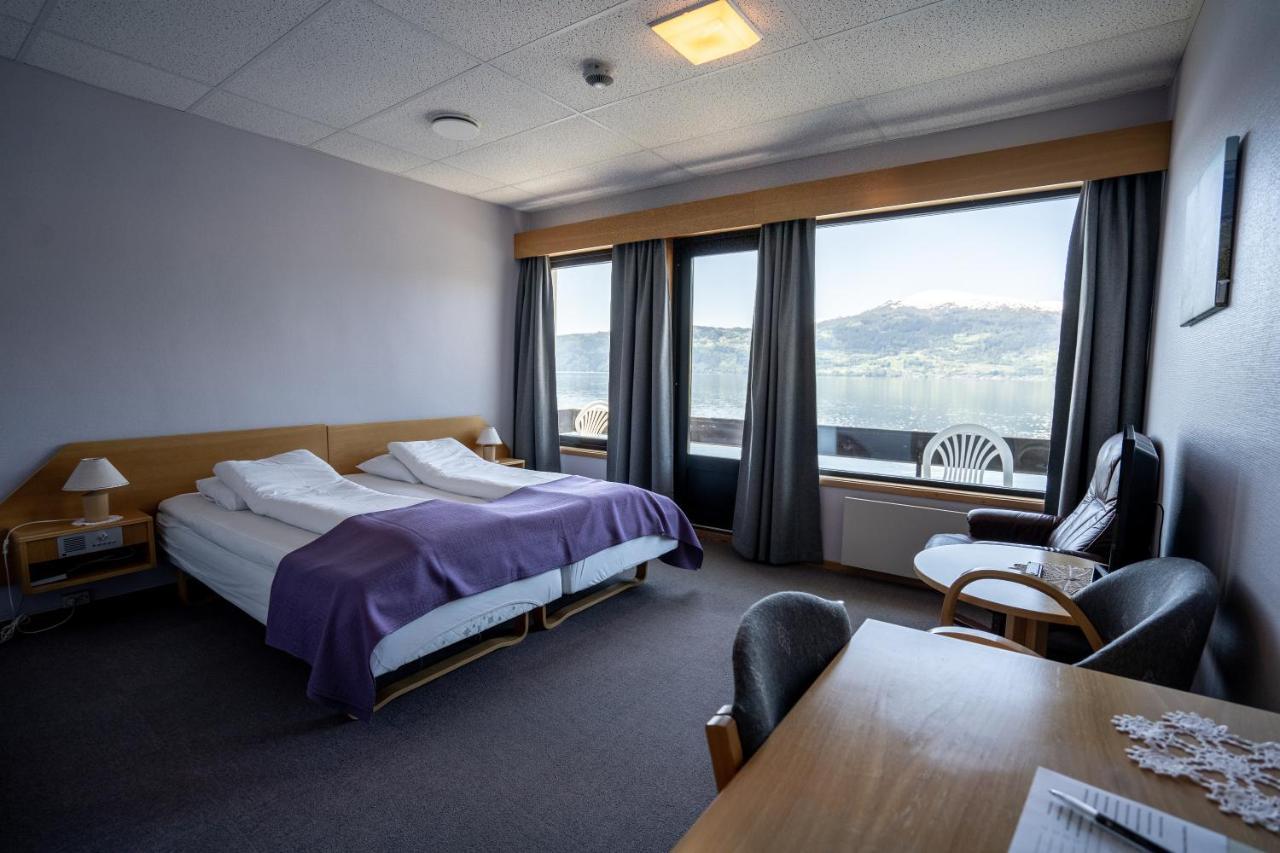 Innvik Fjordhotell Екстер'єр фото