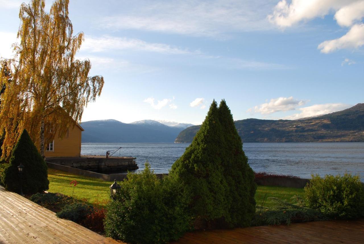 Innvik Fjordhotell Екстер'єр фото