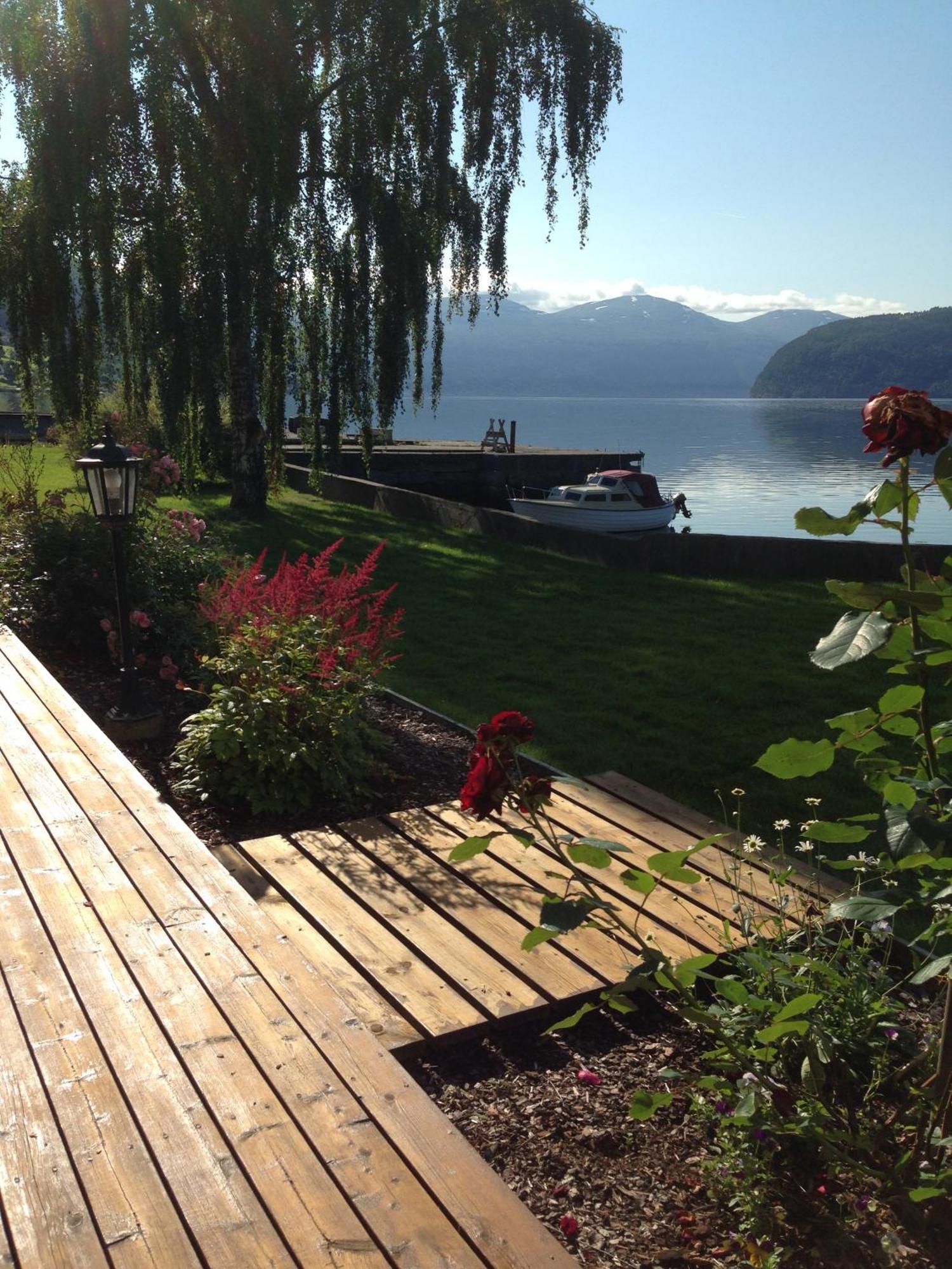 Innvik Fjordhotell Екстер'єр фото