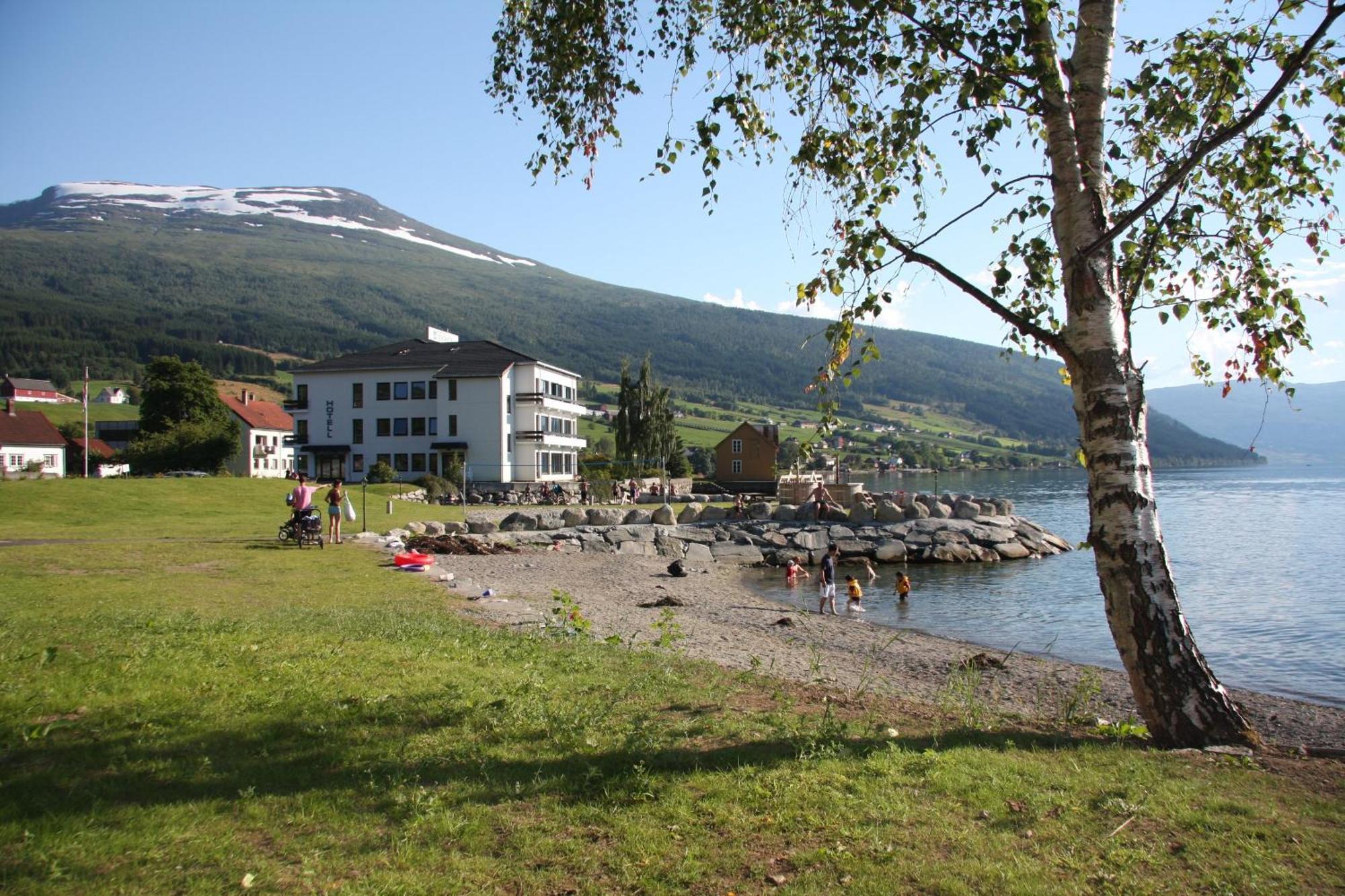 Innvik Fjordhotell Екстер'єр фото