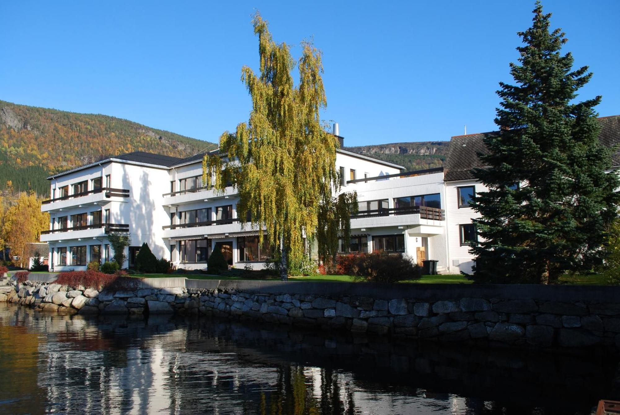 Innvik Fjordhotell Екстер'єр фото