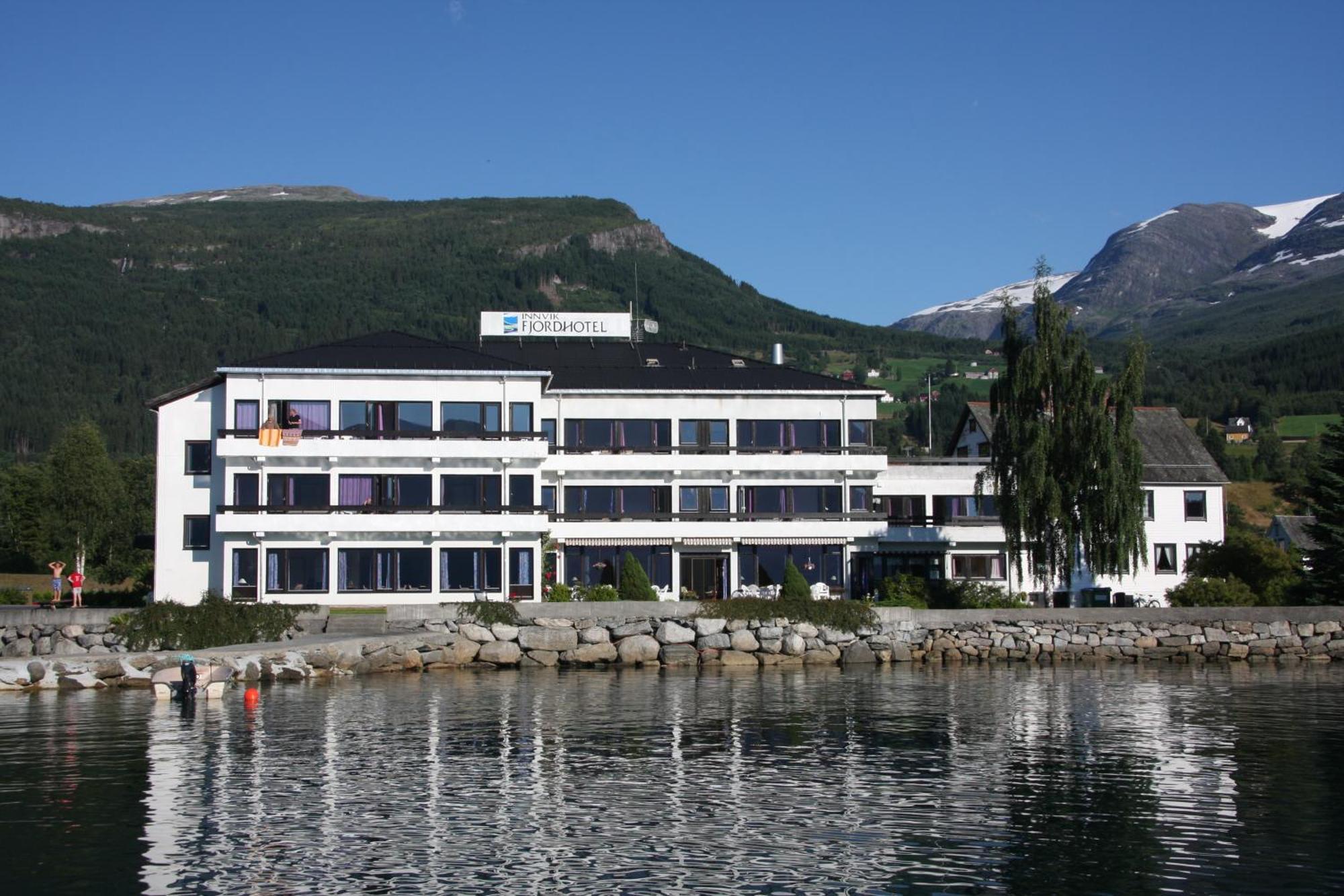 Innvik Fjordhotell Екстер'єр фото