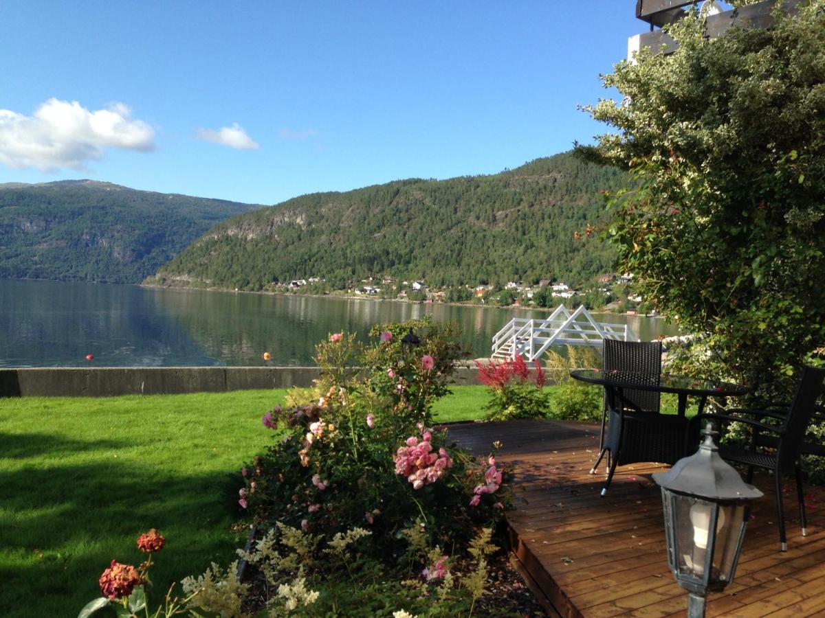 Innvik Fjordhotell Екстер'єр фото
